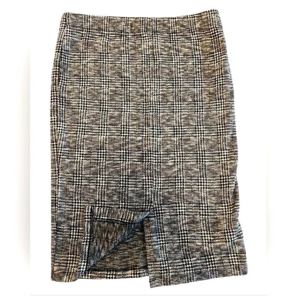 Simply Styled Hounds tooth skirt with back slit.